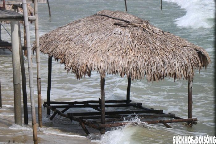 Địa phương đang đôn đốc các hộ thực hiện, bảo đảm hoàn thành việc tháo dỡ trước ngày 30/10. Đối với những hộ không thực hiện đúng thời hạn, địa phương sẽ lập biên bản, tổ chức tháo dỡ, cưỡng chế theo quy định. Ảnh: PV.