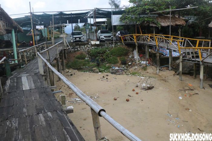 Theo ghi nhận của PV, tại các khu vực bãi biển Đồng Dương, Loan Lý và Bình An, nhiều hàng quán kinh doanh được dựng ngay cạnh bãi cát. Ảnh: PV.