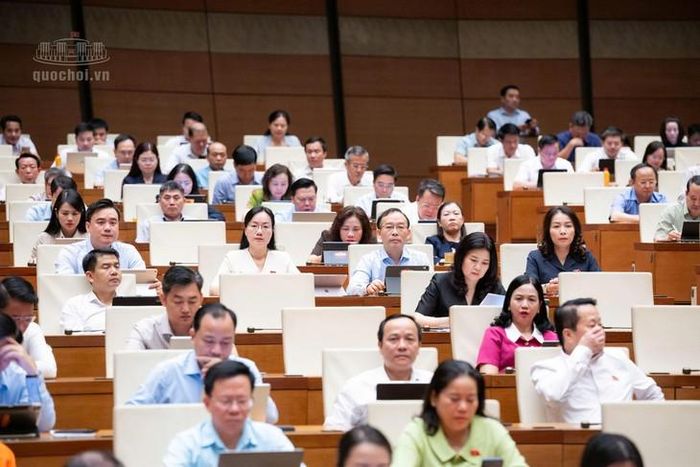 Các ĐBQH tham dự kỳ họp sáng 24/10. Ảnh: Media Quốc hội