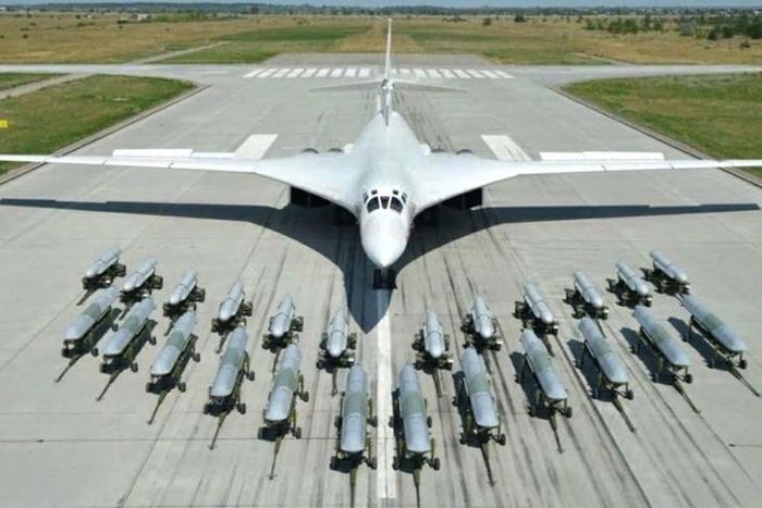 Máy bay ném bom Tu-160 trang bị vũ khí tiêu chuẩn, phía trước là tên lửa Kh-101, phía sau là các tên lửa Kh-55SM. (Ảnh: Bộ Quốc phòng Nga)
