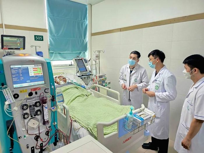 Bệnh nhân ngộ độc khí clo đang được điều trị tích cực tại BỆnh viện Bạch Mai. Ảnh: BVCC.