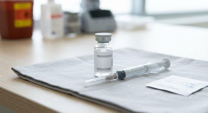 FDA phê duyệt loại thuốc đầu tiên thuộc nhóm thuốc sử dụng các đoạn vật liệu di truyền tổng hợp để ngăn virus tạo ra protein, điều trị viêm gan B mạn tính. Ảnh minh họa AI.