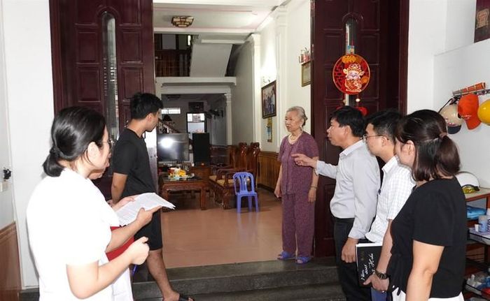 Ông Lê Hồng Sơn, Phó Giám đốc CDC Thanh Hóa cùng đoàn công tác kiểm tra, giám sát tại hộ gia đình. Ảnh: CDC Thanh Hóa.