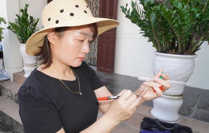 Lấy mẫu tại khu vực xuất hiện ổ dịch SXH. Ảnh: CDC Thanh Hóa.