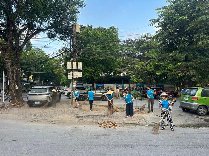 UBND phường Hạc Thành triển khai chiến dịch tổng vệ sinh môi trường, diệt lăng quăng, bọ gậy trên toàn địa bàn. Ảnh: Ngọc Hưng.