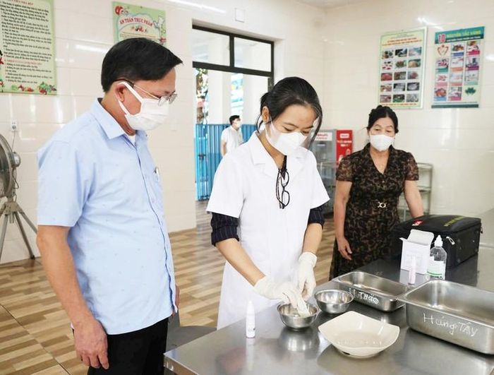 Test nhanh dụng cụ phục vụ chế biến, ăn uống. Ảnh: Nhật Thắng.