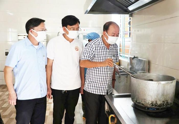 Các thành viên đoàn kiểm tra tại khu vực chế biến. Ảnh: Nhật Thắng.