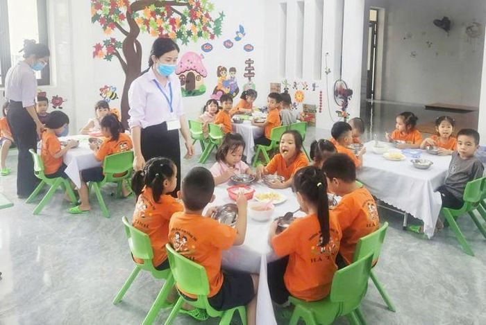 Để bảo đảm an toàn thực phẩm bền vững tại bếp ăn trường học, bên cạnh công tác kiểm tra, yếu tố quyết định là trách nhiệm của nhà trường, đơn vị cung cấp thực phẩm và người trực tiếp chế biến. Ảnh: Nhật Thắng.