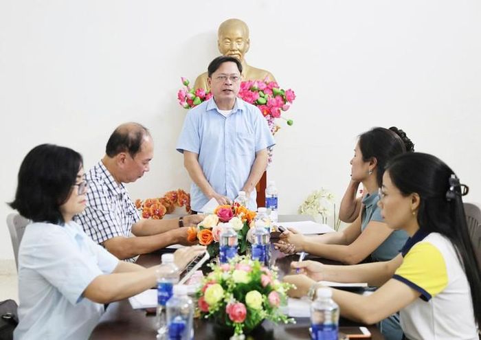 Đoàn liên ngành tỉnh kiểm tra, làm việc tại các trường học trên địa bàn phường Sông Trí. Ảnh: Nhật Thắng.