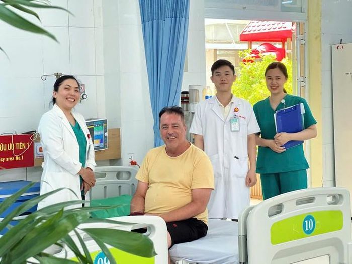 BS Trọng thăm khám cho bệnh nhân và niềm vui sau khi người bệnh hồi phục sức khỏe. Ảnh nhân vật cung cấp