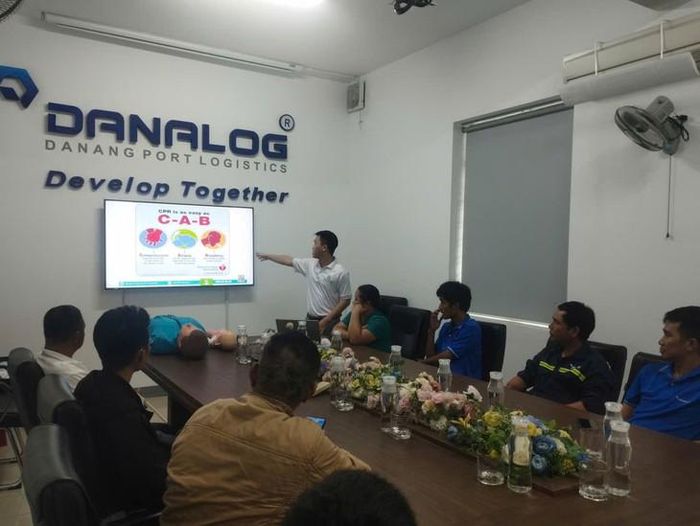 Bác sĩ Trọng tập huấn sơ cứu cho lực lượng cảnh sát giao thông và doanh nghiệp. Ảnh nhân vật cung cấp.