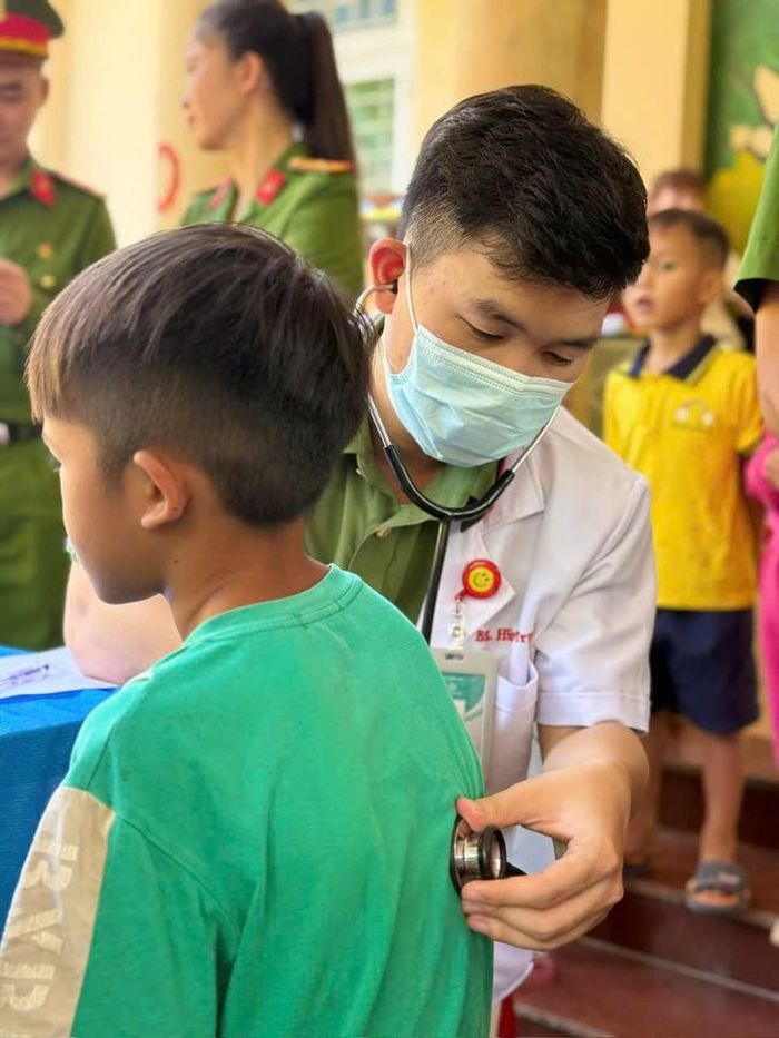 Bác sĩ Trọng tham gia khám sức khỏe cộng đồng cho các em nhỏ vùng sâu vùng xa. Ảnh nhân vật cung cấp