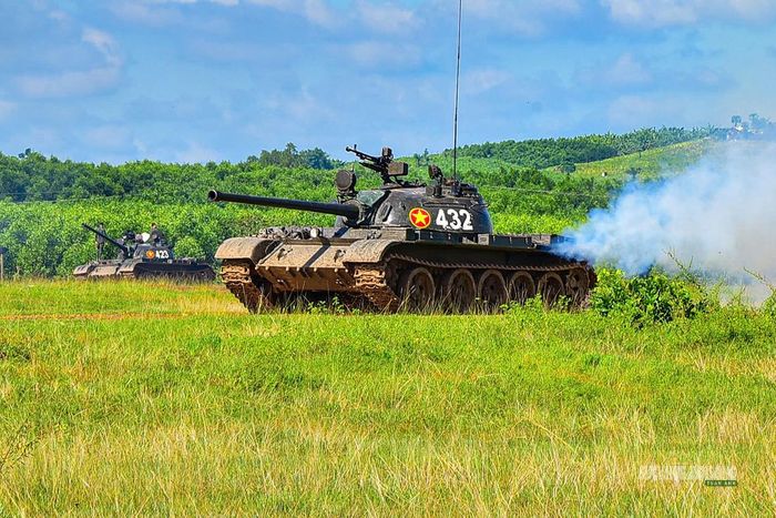 Xe tăng 432 cơ động trên địa hình đồng cỏ trong nội dung kiểm tra. Ảnh: Tiến Lê