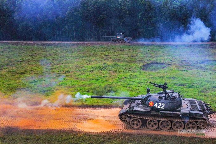 Các xe tăng thực hành bắn đạn thật, phối hợp thực hiện nhiệm vụ trên thao trường. Ảnh: Tiến Lê