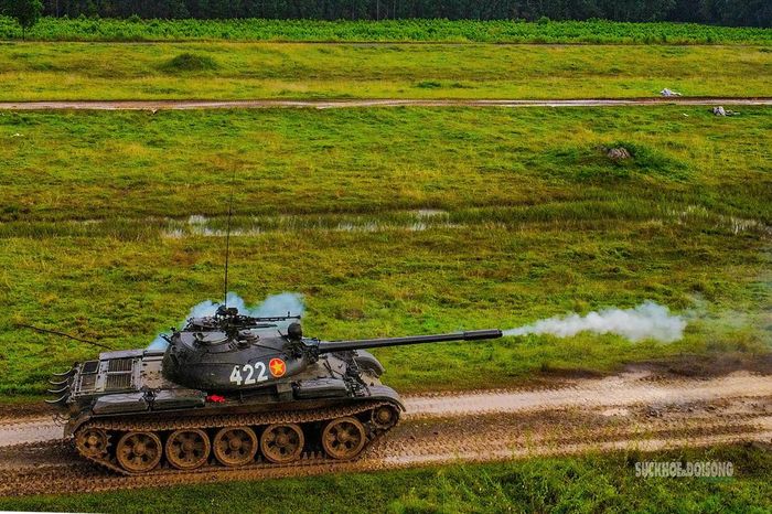 Xe tăng cơ động trên thao trường. Ảnh: Tiến Lê