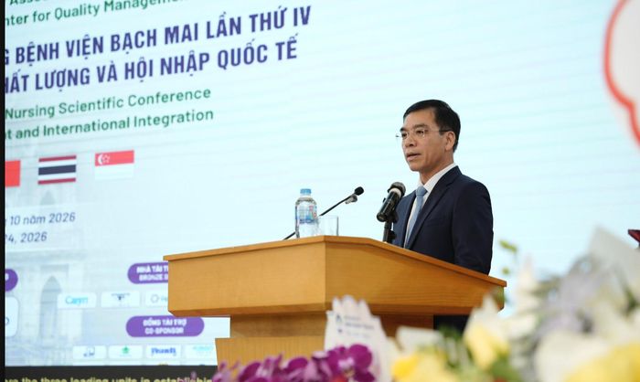 TS.BS Hà Anh Đức, Cục trưởng Cục Quản lý Khám, chữa bệnh (Bộ Y tế), đánh giá cao sự phát triển của hệ thống điều dưỡng Bệnh viện Bạch Mai. Ảnh: BVCC
