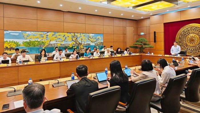 Phiên thảo luận ở Tổ 7 chiều 24/10. Ảnh: Lê Bảo