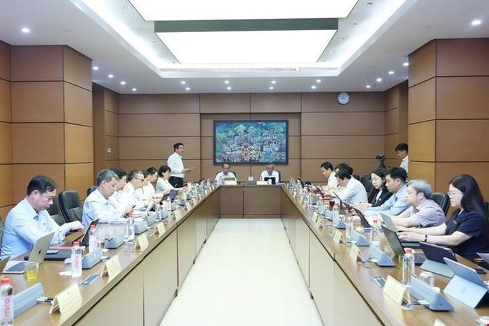 Quang cảnh phiên thảo luận tại Tổ 13. Ảnh: Bích Lan