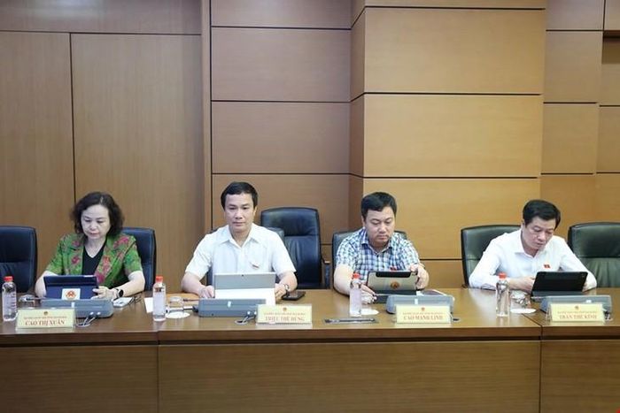 Các ĐBQH tỉnh Thanh Hóa tham dự phiên thảo luận. Ảnh: Bích Lan