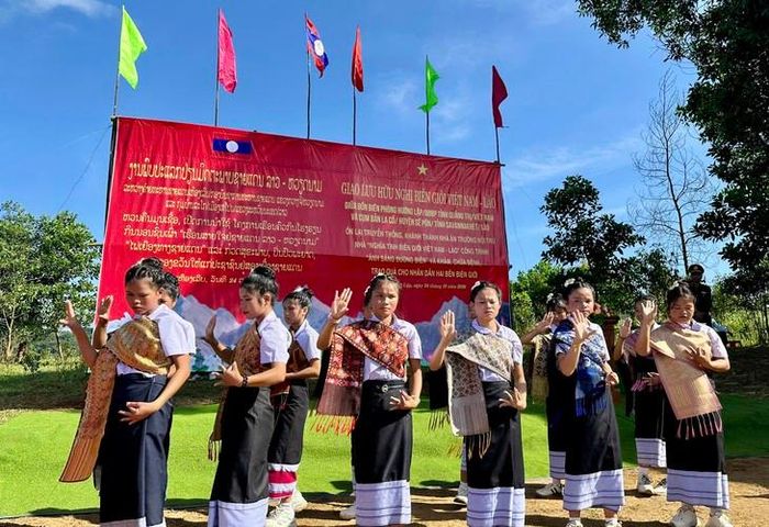Học sinh vùng biên tham gia văn nghệ. Ảnh: Đình Tiến.