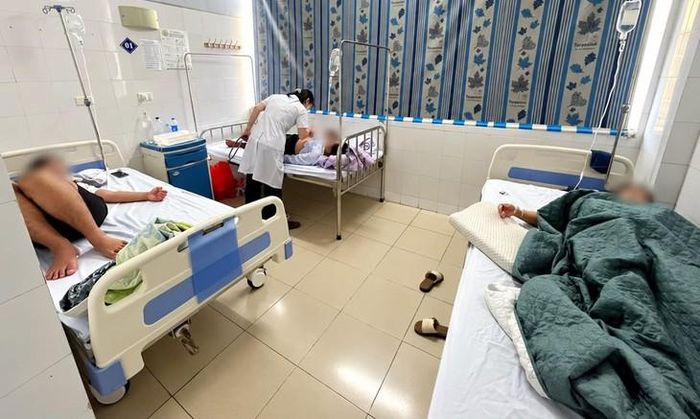 Ba thành viên trong gia đình mắc sốt xuất huyết được điều trị, theo dõi tại Khoa Nội tổng hợp. Ảnh: BV Bệnh nhiệt đới Hải Dương.
