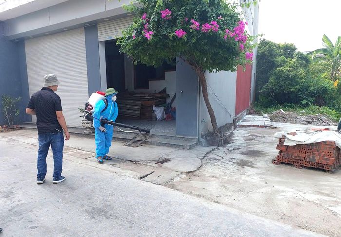 Lực lượng chức năng xã Vĩnh Lại phun khử khuẩn khu vực sinh sống của chùm ca sốt xuất huyết. Ảnh: Kim Chung.