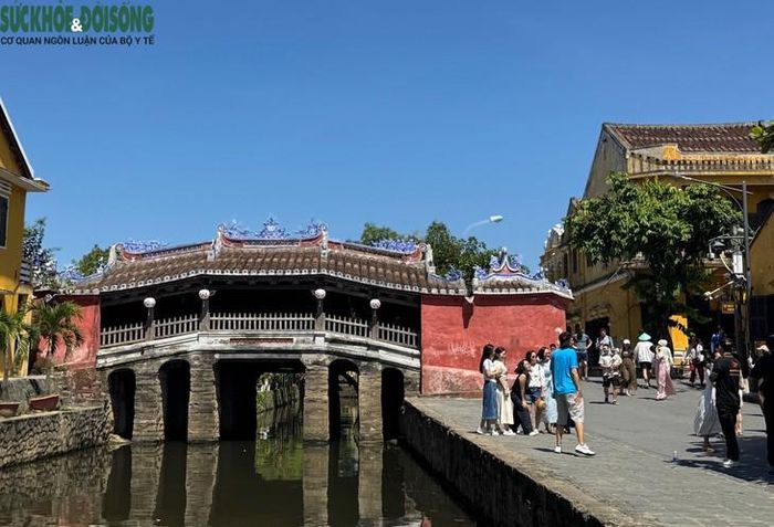 Khu vực Chùa Cầu, nơi du khách tập trung đông đúc nhất phố cổ Hội An. Ảnh: Bích Vân