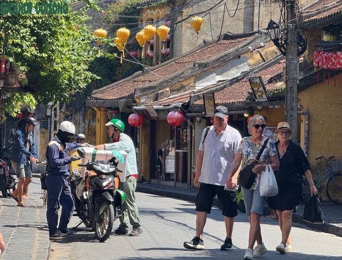 Tháng 10 năm nay, thời tiết Hội An nắng ráo, đối lập so với mùa lụt năm trước. Ảnh: Bích Vân