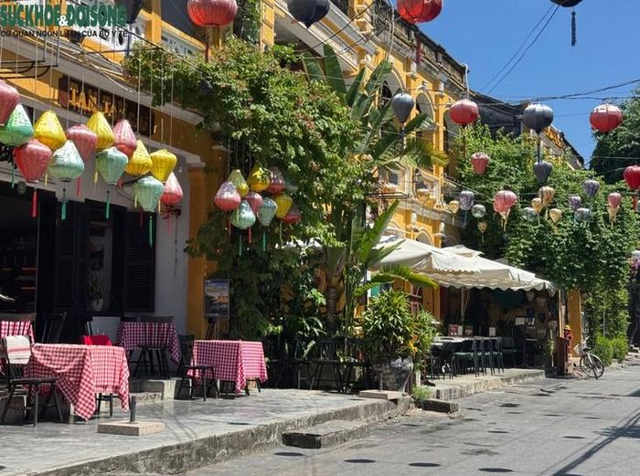 Nhiều hàng quán vắng khách. Ảnh: Bích Vân