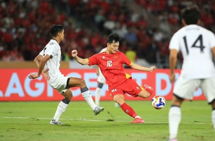 Một tình huống trong trận Chung kết giải U23 Đông Nam Á 2025 giữa U23 Indonesia và U23 Việt Nam. Ảnh: TPO.