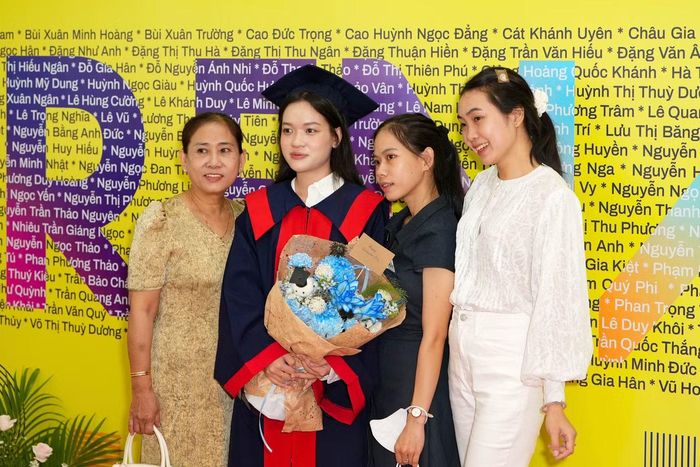  ﻿Học viên cùng gia đình tươi tắn trong buổi lễ tốt nghiệp. Ảnh: Arena Multimedia. 