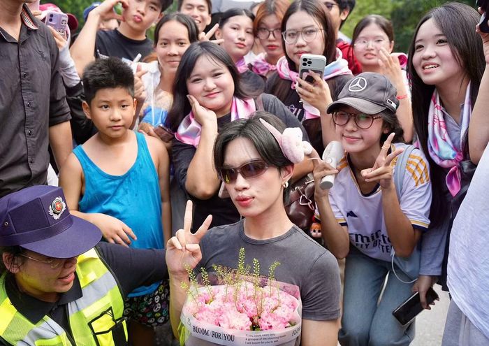 Pháp Kiều được fan vây quanh, tặng hoa và "thiết bị" bờm tóc xinh yêu sau khi kết thúc tổng duyệt. - Ảnh: Hoàng Tuyên