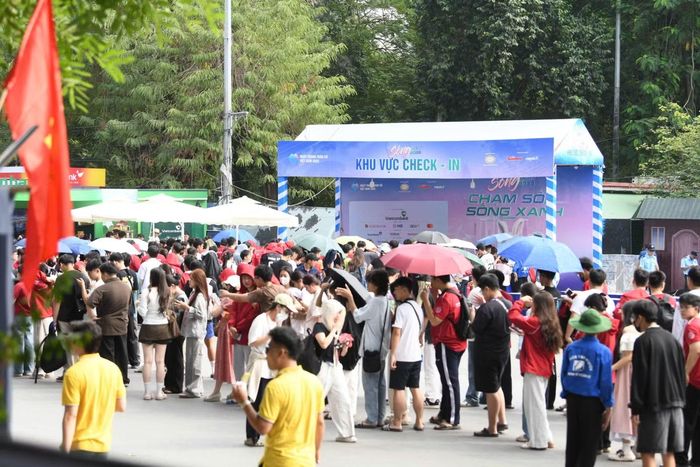 Hàng nghìn bạn trẻ có mặt tại khu check-in từ sớm.