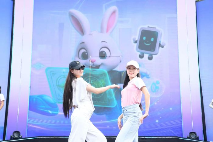 Á hậu Vân Nhi - Châu Anh và Top 25 người đẹp của Hoa hậu Việt Nam 2026 đã có mặt tại "Chạm Việt Nam 2" vào đầu giờ chiều 25/10, khớp sân khấu lần cuối cùng. - Ảnh: Như Ý