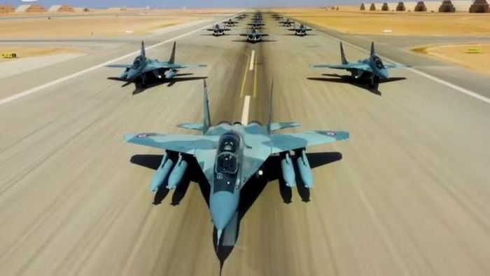 "Cửa hút gió ngắn hơn so với phiên bản Kh-35E Uran bản cơ sở cho thấy đây là biến thể Kh-35UE được hiện đại hóa có tầm bắn xa hơn", Tạp chí quốc phòng Jane's Defense nhận xét.