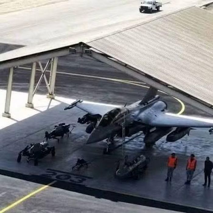 Bên cạnh tiêm kích MiG-29M/M2 mang tên lửa hành trình không đối đất Kh-35UE, Không quân Ai Cập còn trưng bày tiêm kích Rafale mang tên lửa Scalp mua từ Pháp.