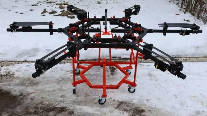Ý tưởng sơ tán bằng đường không do Alex, trưởng bộ phận trinh sát phụ trách UAV của tiểu đoàn, đề xuất.