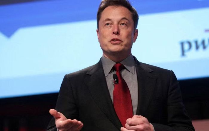 Starlink là mạng Internet vệ tinh dân sự do SpaceX vận hành. Công ty cũng phát triển Starshield, phiên bản sử dụng nền tảng Starlink với khả năng liên lạc bảo mật cao, phục vụ Bộ Quốc phòng Mỹ và quân đội Ukraine.