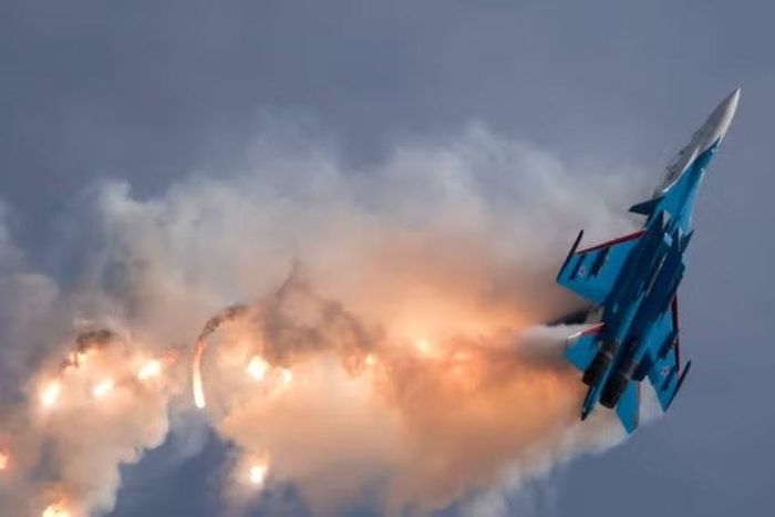 Hiện tại trong đội bay Hiệp sĩ Nga, ngoài tiêm kích Su-30SM thì các phi công còn điều khiển chiến đấu cơ Su-35S, khi khả năng cơ động của hai loại tiêm kích này khá tương đồng, tuy vậy trên chiếc Su-35 chỉ có 1 phi công, còn Su-30SM cần tới 2 người điều khiển.