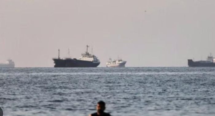 Tehran yêu cầu tàu thuyền xin phép trước khi đi qua eo biển Hormuz. Theo Vệ binh Cách mạng Hồi giáo Iran (IRGC), một số tàu chở dầu tìm cách đi qua tuyến đường mà lực lượng này coi là bất hợp pháp đã trúng thủy lôi trong những ngày gần đây.