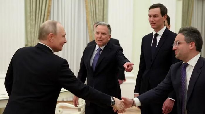 Trái ngược với tình thế của Ukraine, Nga bước vào đàm phán với lợi thế kép về cả chính trị lẫn chiến trường. Việc Mỹ ký thỏa thuận diesel và tạm dừng các biện pháp trừng phạt giúp củng cố vị thế cho phía Moskva.