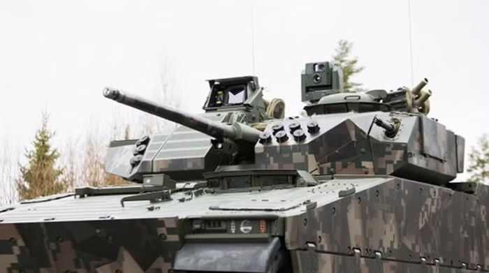 Tập đoàn quốc phòng BAE Systems Hägglunds của Thụy Điển lần đầu giới thiệu công khai xe chiến đấu bộ binh CV9030 MkIV với cấu hình dành riêng cho Quân đội Séc tại triển lãm Future Forces 2026 ở Prague ngày 21/10.