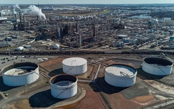 Nhà máy Lake Charles có công suất lọc khoảng 264.000 thùng dầu mỗi ngày. Đại diện Phillips 66 xác nhận cơ sở này sẽ nhận dầu từ kho dự trữ chiến lược, đồng thời khẳng định hoạt động của nhà máy không bị ảnh hưởng.