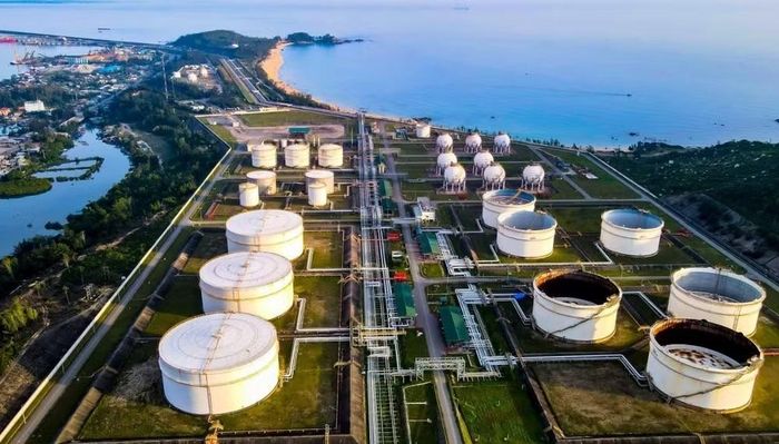 Thứ trưởng Năng lượng Kyle Haustveit cho biết, việc trao đổi dầu nhằm hỗ trợ hoạt động của nhà máy lọc dầu, duy trì nguồn cung nhiên liệu ổn định và bảo đảm người dân Mỹ tiếp tục tiếp cận năng lượng với giá cả phải chăng, đáng tin cậy và an toàn.