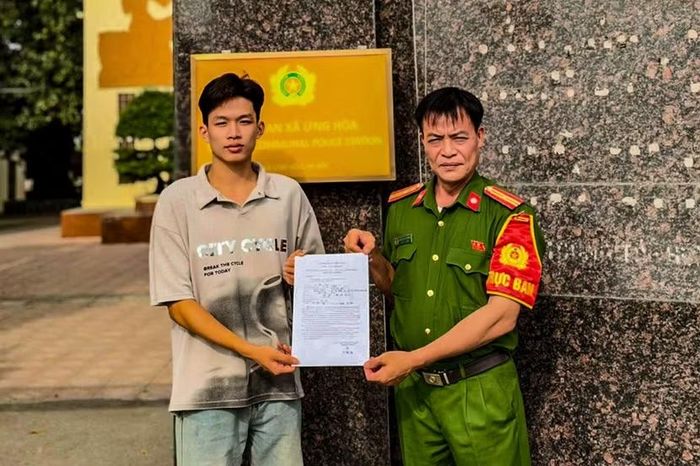 Lê Đức Bảo trao đơn tình nguyện thực hiện nghĩa vụ tham gia Công an nhân dân năm 2027 cho cán bộ trực ban Công an xã Ứng Hòa sáng 25/10