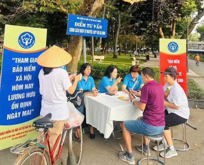 Một điểm tư vấn chính sách BHXH tự nguyện, BHYT hộ gia đình