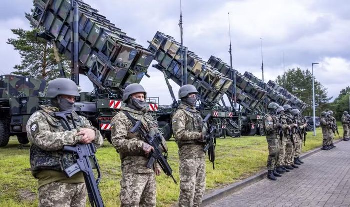 Kiev cũng sẵn sàng đóng băng hoạt động tác chiến dọc chiến tuyến hiện tại, nhưng không chấp nhận nhượng thêm lãnh thổ. Theo ông, lực lượng Nga hiện kiểm soát hơn 19% lãnh thổ Ukraine tại vùng Donbass.