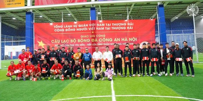 Lãnh đạo cùng các thành viên CLB Công an Hà Nội giao lưu với Tổng Lãnh sự quán và cộng đồng người Việt tại Thượng Hải