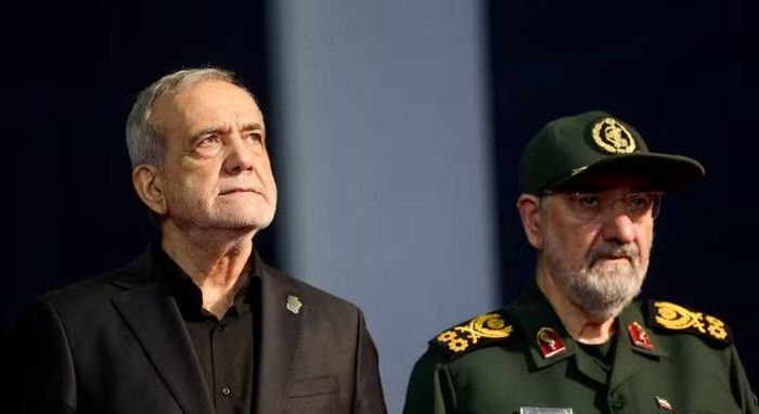 Thư ký Hội đồng An ninh Quốc gia Tối cao Iran Mohsen Rezaei thừa nhận phong tỏa kéo dài sẽ gây tổn thất cho các gia đình, đầu tư và hoạt động của nhiều ngành kinh tế.