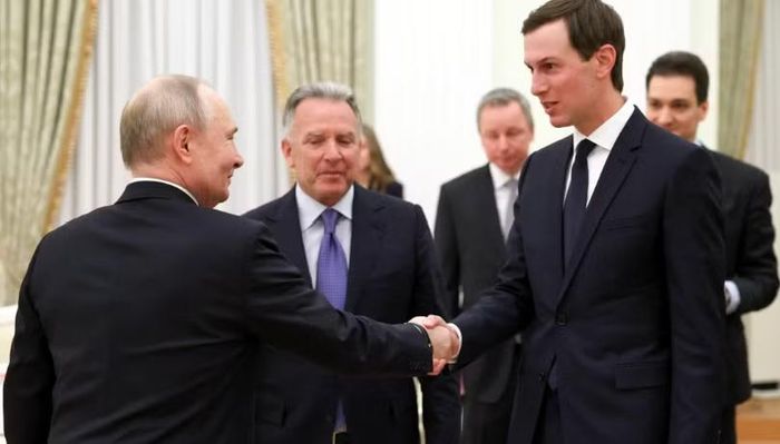 Mặc dù phía Điện Kremlin đánh giá các đề xuất này còn thiếu thực chất, Nga vẫn bày tỏ thiện chí sẵn sàng tham gia các cuộc đàm phán ba bên giữa các nhóm đại diện của Kiev, Washington và Moscow.